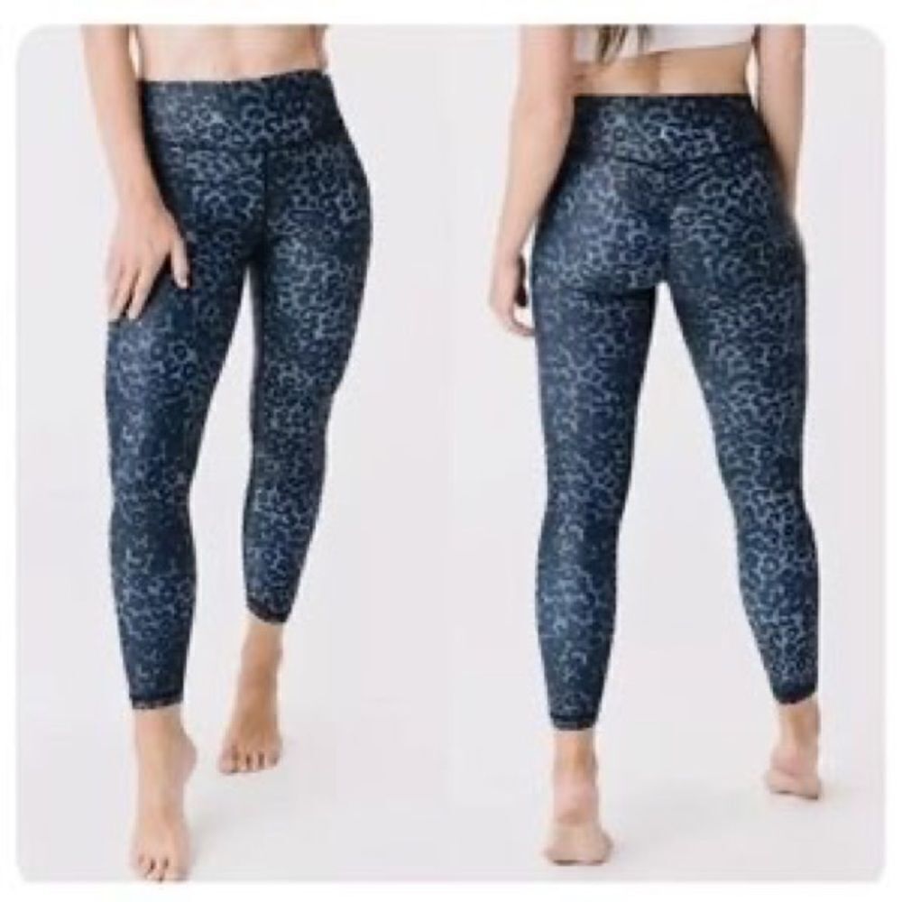 Zyia Stone Leopard Scrunchy Light and Luxe Leggings